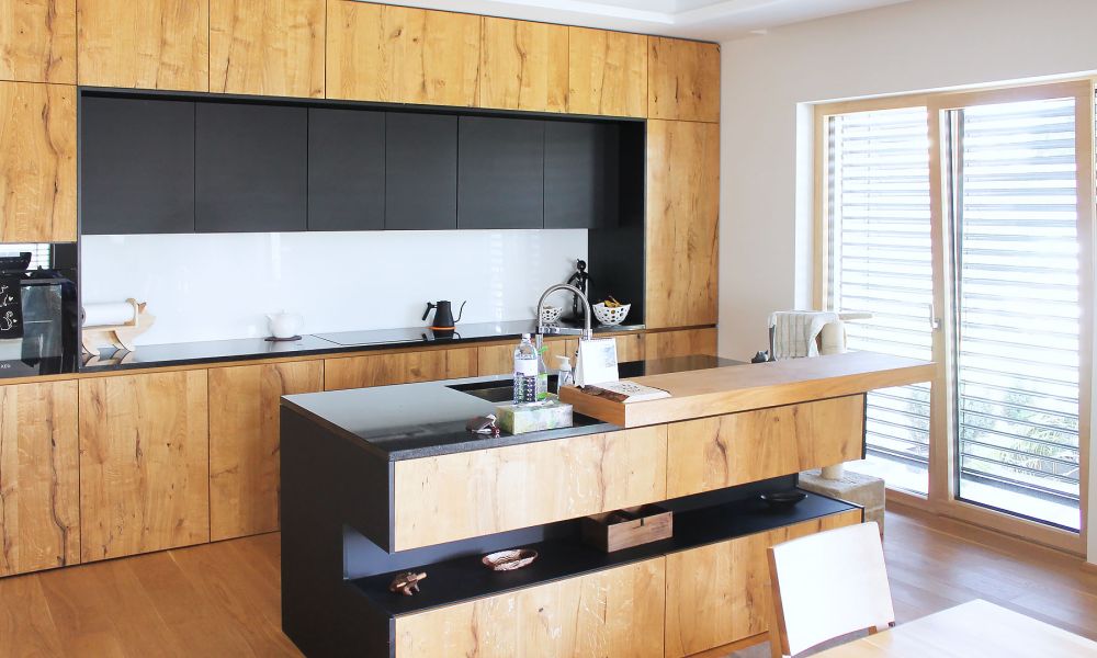 Moderne Küche in Schwarz und Holz