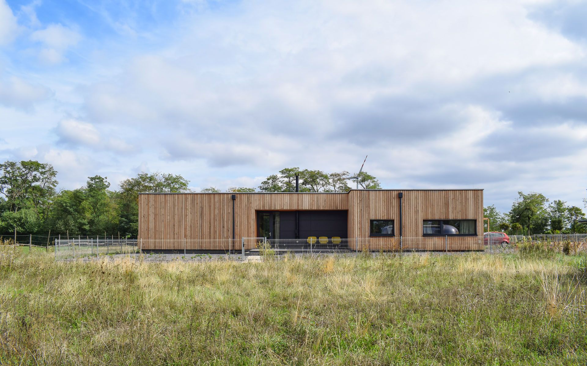 Architektenhaus mit Holz in der Natur