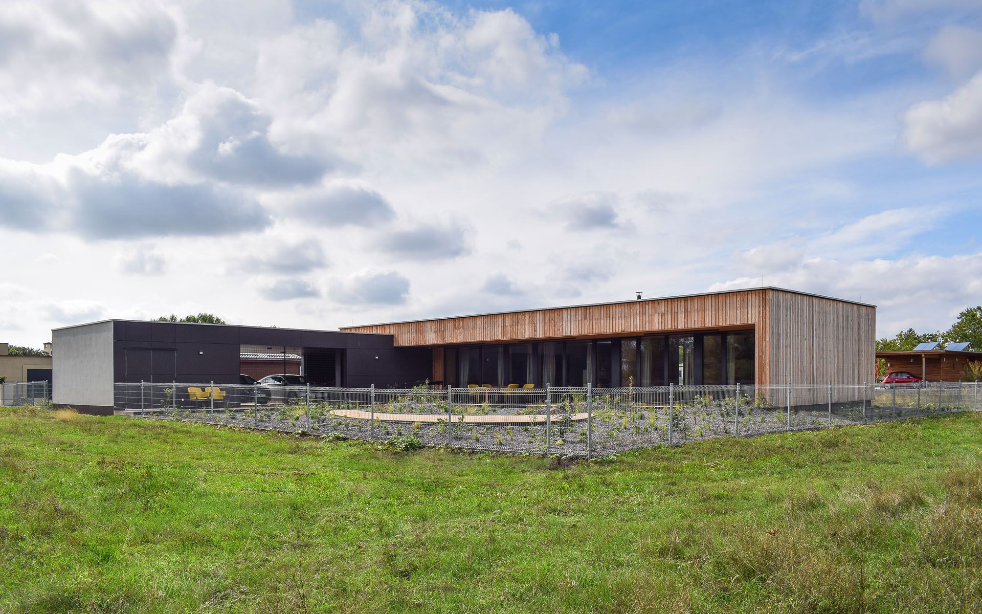 Modernes Architektenhaus im Alleingang